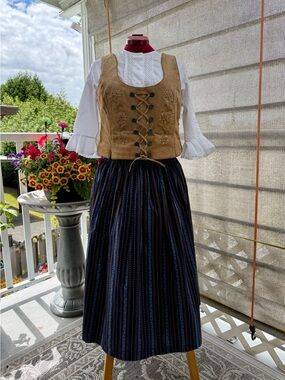 Alpine-style Trachten skirt, size 42
